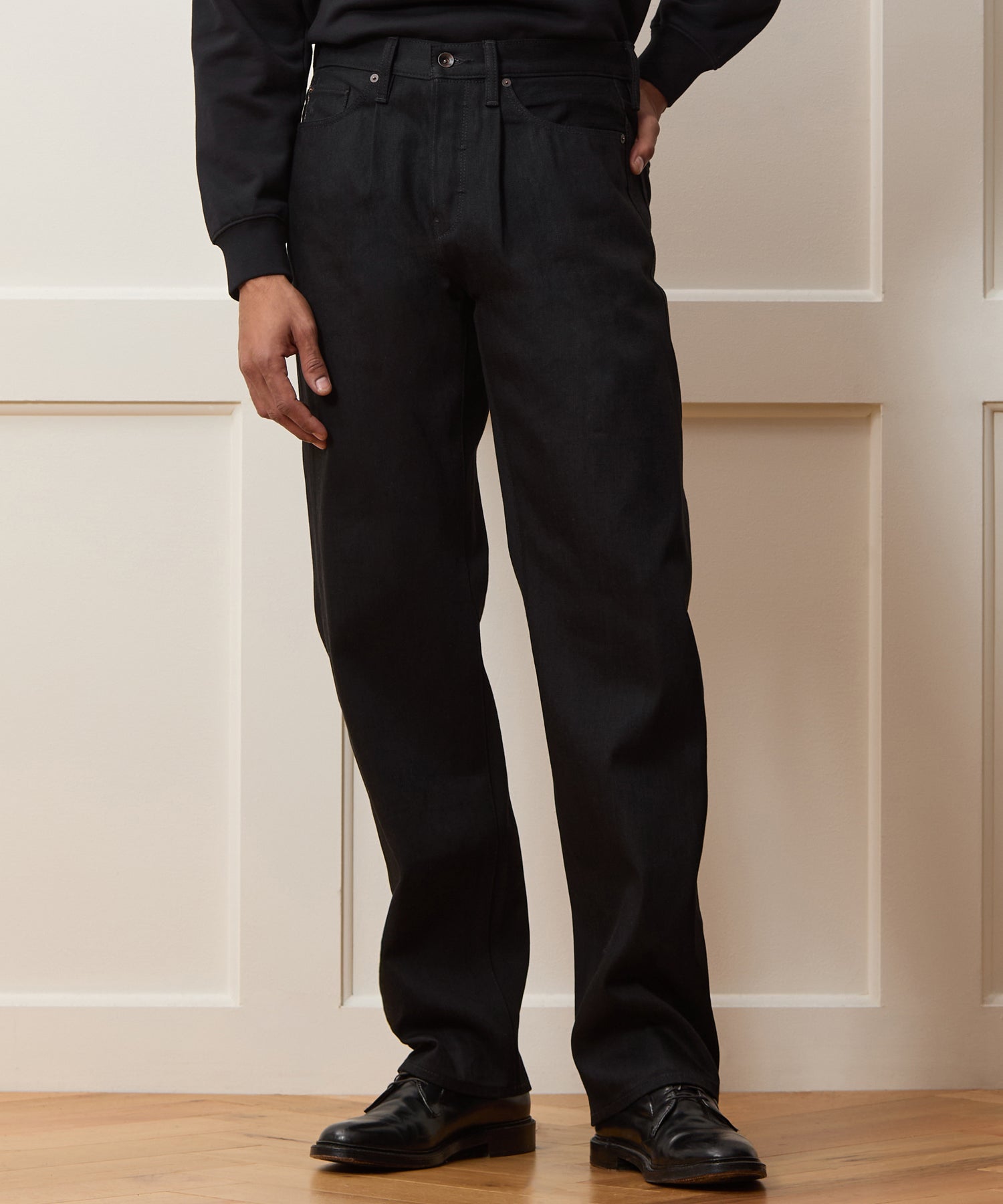 Relaxed Rigid Selvedge Pleated Jean in Black
